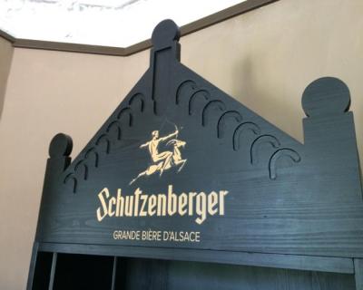 Cave à bière Schutzenberger, meuble de présentation, rayonnage bière d'alsace. Meuble SCHUTZENBERGER Schiltigheim
