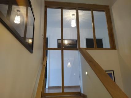 Création et pose d'une cloison vitrée ou verrière sur muret avec porte coulissante en chêne massif, huile environnement de blanchon, à Souffelweyersheim, 67 Alsace, vues d'en bas