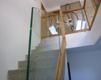 Garde-corps et rampe d'escalier en bois et verre, chêne huilé naturel, dans les Vosges photo 4