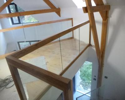 Garde-corps et rampe d'escalier en bois et verre, chêne huilé naturel, dans les Vosges photo 5