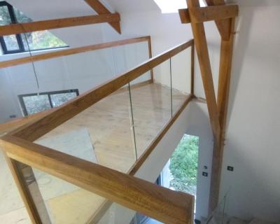 Garde-corps et rampe d'escalier en bois et verre, chêne huilé naturel, dans les Vosges photo 6