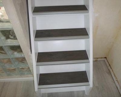 Habillage d'escalier stratifié avec nez de marche en aluminium