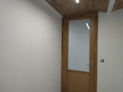 Porte battante (salle de massage) en chêne massif lasuré transparent, panneau de soubassement CP et vitre opale, cabinet de kinésithérapie à Schiltigheim