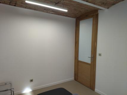 Porte battante sous voutant (salle de massage) en chêne massif lasuré transparent, panneau de soubassement CP et vitre opale, cabinet de kinésithérapie à Schiltigheim