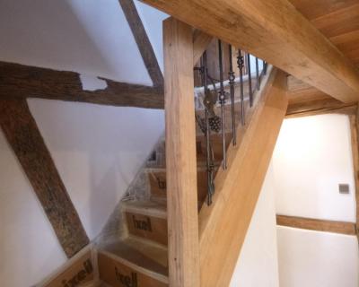 Rampe d'escalier en chêne brossé vieilli, avec barreaux en métal vieilli à Gougenheim, Alsace img2