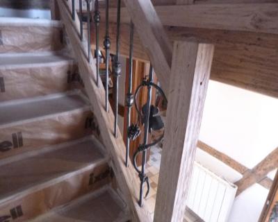 Rampe d'escalier en chêne brossé vieilli, avec barreaux en métal vieilli à Gougenheim, Alsace img5
