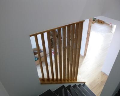 Rampe d'escalier en chêne massif huilé avec claustras verticaux img9